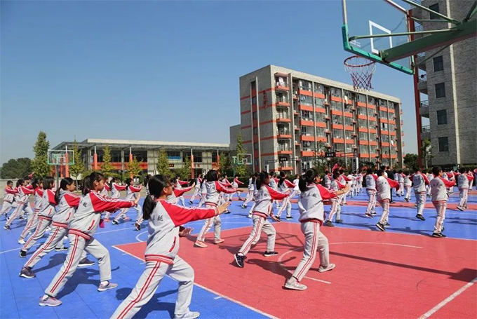 平湖教育界領(lǐng)導(dǎo)及專家觀摩學生課間操